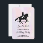 Reserve A Data Elegante Dressage Rider em um Fundo de Aquarela<br><div class="desc">Salve a placa simples de data com uma ilustração em preto-e-branco de um cursor. O cavalo e o cavaleiro estão tocando uma pirueta. Clássico e bonito.</div>