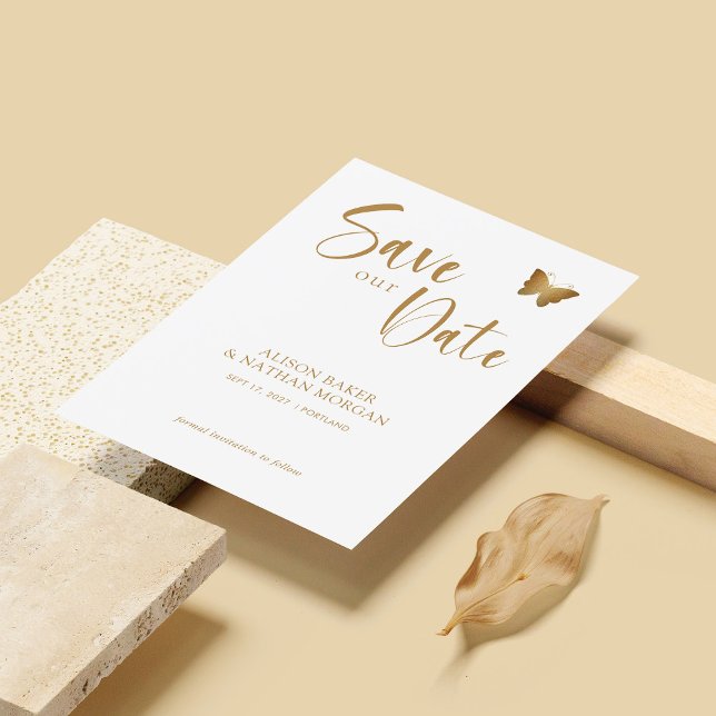 Reserve A Data Elegante Rótulo Dourado com Borboleta Brilhante Ca (Personalized Elegant Gold Script with Glitter Butterfly Wedding Save The Date)