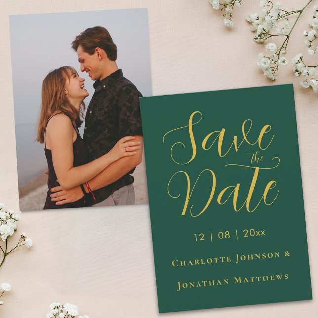 Reserve A Data Elegante Rótulo Moderno Casamento Foto Verde & Dou (Modern photo elegant script dark green and gold wedding save the date invitation Stylish classic)