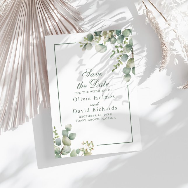 Reserve A Data Elegante Verde Eucalipto Botânico Casamento (Elegant Greenery Eucalyptus Botanical Wedding Save The Date on a sunny white table.)