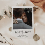 Reserve A Data Estilo Minimalista | Uma Foto Save The Date<br><div class="desc">Este simples e elegante cartão de save the date de casamento preto e branco apresenta sua foto pessoal na frente,  com uma mistura de texto manuscrito moderno e texto serifado em negrito. Há espaço para informações adicionais no verso,  incluindo o site do seu casamento.</div>