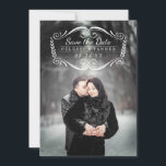 Reserve A Data Eterno | Foto Clássica Moderna Salvar a Data<br><div class="desc">Um quadro giratório desenhado manualmente adiciona um toque de eterno a esses elegantes "Salvar as Datas". Modelos de texto na parte traseira da placa para informações adicionais Salvar a Data. O fundo colorido e o texto no verso podem ser personalizados para qualquer cor que você quiser.</div>