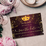 Reserve A Data faíscas de ouro burgundy do mascarada<br><div class="desc">Um cartão de datilografia e moda Salve a data para uma festa de aniversário de 50 anos (ou qualquer idade). Um fundo burguês decorado com falso brilho dourado, faíscas e uma máscara de mascarada. Personalize e adicione uma data e nome/idade. O texto: Salvar a Data é gravado com um script...</div>