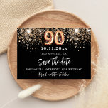 Reserve A Data faíscas de ouro preto de 90 aniversário<br><div class="desc">Uma moda e moda Salve a data para uma festa de aniversário 90. Um fundo preto decorado com falso brilho dourado. Personalizar e adicionar uma data e um nome,  texto. O texto: Salvar a Data é gravado com um script de estilo com letra de tendência grande.</div>