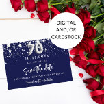 Reserve A Data Festa de aniversário azul 70 guarde a placa de dat<br><div class="desc">Um elegante cartão Save the Date para uma festa de aniversário 70. Um azul marinho decorado com estrelas. Personalize e adicione uma data e nome/idade. O texto: Salvar a Data é gravado com um script de estilo com letra de tendência grande.</div>