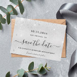 Reserve A Data Festa de aniversário cintilação prateada salvar a<br><div class="desc">Uma cinta e moda Salve a placa Date para uma festa de aniversário 40th (ou qualquer idade). Um fundo moderno, de aparência fina, decorado com poeira falsa brilhante. Personalize e adicione uma data e nome/idade 40. Letras pretas coloridas. O texto: Salvar a Data é gravado com um script de estilo...</div>