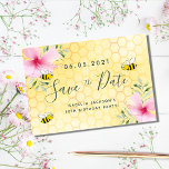 Reserve A Data Festa de aniversário cor-de-rosa, abelhas amarelas<br><div class="desc">Feliz sorriso de abelhas,  flores cor-de-rosa e favos amarelos como fundo. Personalize e adicione uma data e um nome. Letras pretas coloridas. O texto: Salvar a Data é gravado com um script de estilo com letra de tendência grande.</div>