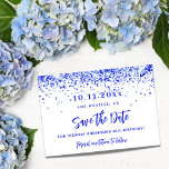 Reserve A Data Festa de aniversário de confete branco azul-real<br><div class="desc">Um fundo branco chic decorado com confete azul real. Personalize e adicione uma data e nome/idade. O texto: Salvar a Data é gravado com um script de estilo com letra de tendência grande. Letras azuis reais.</div>