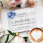 Reserve A Data Festa de aniversário de prata azul floral guião br<br><div class="desc">Uma moda e moda Salve a data para uma festa de aniversário 50th (ou qualquer idade). Um clássico fundo metálico falso prateado, decorado com poeira falso prateada e flores azuis. Personalize e adicione uma data e nome/idade. O texto: Salvar a Data é gravado com um script de estilo com letra...</div>