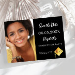 Reserve A Data Festa de formatura branca preta<br><div class="desc">Uma foto Salve o cartão de data de uma festa de formatura. Na frente: adicione sua própria foto vertical do formando. Um fundo preto chic, texto branco. Modelos para um nome e data. O nome e o texto: Salvar a Data são escritos com um script de estilo moderno com letra...</div>