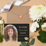 Reserve A Data Festa de formatura de arco fotográfico moderno de<br><div class="desc">Uma foto Salve o cartão de data de uma festa de formatura. Na frente: adicione sua própria foto vertical do formando. Fotografia do arco dourado. Um fundo preto clássico, texto de ouro. Modelos para um nome e data. O nome e o texto: Salvar a Data são escritos com um script...</div>