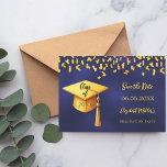 Reserve A Data Festa de formatura marinho boné ouro azul confetti<br><div class="desc">A Save the date card for a festa de formatura. Na frente: Um fundo azul de marinho, texto de ouro. A cor azul é irregular. Modelos para um nome e data. O nome e o texto: Salvar a Data são escritos com um script de estilo moderno com letra manual. Com...</div>