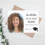Reserve A Data Festa de formatura simples moderna de fotografia<br><div class="desc">Uma foto Salve o cartão de data de uma festa de formatura. Na frente: adicione sua própria foto vertical do formando. Quadro do arco fotográfico. Um fundo branco chic, texto preto. Modelos para um nome e data. O nome e o texto: Salvar a Data são escritos com um script de...</div>