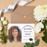 Reserve A Data Festa de formatura simples moderna de fotografia<br><div class="desc">Uma foto Salve o cartão de data de uma festa de formatura. Na frente: adicione sua própria foto vertical do formando. Quadro do arco fotográfico. Um fundo branco chic, texto preto. Modelos para um nome e data. O nome e o texto: Salvar a Data são escritos com um script de...</div>