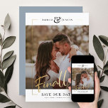 Reserve A Data Finalmente! | Diversão Elegante de Foto Quadrada M<br><div class="desc">Compartilhe as maravilhosas notícias de seu noivado com esses Cartões salve a data de quadro-ouro impresso e divertidos e modernos, com sua foto quadrada favorita junto com uma grande ousadia FINALMENTE! em bela caligrafia manuscrita escrita. Personalize com duas linhas de texto personalizado na parte inferior para obter detalhes adicionais, como...</div>