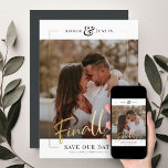 Reserve A Data Finalmente! | Diversão Elegante de Foto Quadrada M<br><div class="desc">Compartilhe as maravilhosas notícias de seu noivado com esses Cartões salve a data de quadro-ouro impresso e divertidos e modernos, com sua foto quadrada favorita junto com uma grande ousadia FINALMENTE! em bela caligrafia manuscrita escrita. Personalize com duas linhas de texto personalizado na parte inferior para obter detalhes adicionais, como...</div>