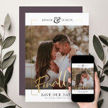 Reserve A Data Finalmente! | Diversão Elegante de Foto Quadrada M<br><div class="desc">Compartilhe as maravilhosas notícias de seu noivado com esses Cartões salve a data de quadro-ouro impresso e divertidos e modernos, com sua foto quadrada favorita junto com uma grande ousadia FINALMENTE! em bela caligrafia manuscrita escrita. Personalize com duas linhas de texto personalizado na parte inferior para obter detalhes adicionais, como...</div>