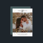 Reserve A Data Finalmente! | Sa de Diversão Elegante de Foto Quad<br><div class="desc">Compartilhe as maravilhosas notícias de seu noivado com esses Cartões salve a data de quadro-ouro impresso e divertidos e modernos, com sua foto quadrada favorita junto com uma grande ousadia FINALMENTE! em bela caligrafia manuscrita escrita. Personalize com duas linhas de texto personalizado na parte inferior para obter detalhes adicionais, como...</div>