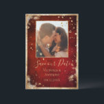 Reserve A Data Flat Dourado Vermelho de Foto Russo<br><div class="desc">Envie este belo cartão de "Salve a Data" a toda a sua família e amigos para os convidar graciosamente para a sua ocasião especial. O fundo rústico vermelho escarlate é um olhar tão rico. Amarrou-se na falsa brilha do ouro para dar o tom à elegância romântica e clássica. Douradas malhas...</div>