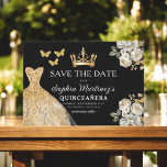 Reserve A Data Floral Dourado Salve a Data Aniversário Quinceaner<br><div class="desc">Anuncie seu dia especial com o cartão Floral Dourado Salve a Data Quinceañera. Este elegante design apresenta sotaques florais de ouro luxuosos que exaltam sofisticação e charme. Perfeito para dar o tom para a sua próxima quinceañera, esta salva a data combina um toque de beleza real com elegância eterno. Os...</div>