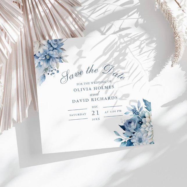 Reserve A Data Flores Brancas e Azuis Dusty Casando a Data (Dusty Blue and White Flowers Wedding Save the Date on a sunny white table.)