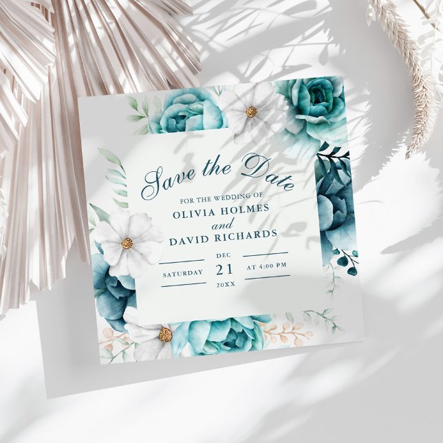 Reserve A Data Flores Selvagens Teais e Esbranquiçadas Salvem o C (Teal and Off-White Wildflowers Save The Date Card on a white boho table with dry palm leaf.)