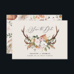 Reserve A Data Folhagem rústica, floral e casamento de veado<br><div class="desc">Folhagem rústica,  cartão de data de casamento com floral e chifres de veado. Com bela folhagem em aquarela,  flores brancas,  fatia de madeira e escrita à mão. Este convite moderno certamente definirá o estilo para a sua próxima festa.</div>