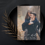 Reserve A Data Foto Branco Moderno com Letra Mão<br><div class="desc">Escolha as melhores fotos de sua filmagem de noivado ou suas fotos favoritas de vocês dois para salvar a data perfeita. As palavras salvar a data são manuscritas para dar uma sensação pessoal ao cartão. A frente tem 1 imagem e a parte traseira tem uma imagem grande com um filtro...</div>