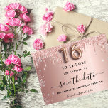 Reserve A Data Foto brilhante de 16 rosa dourados doce<br><div class="desc">Um moderno e elegante Salve a Data para um Doce 16. fundo de gradiente rosa dourado,  decorado com gotas de brilho falho rosa dourado. Personalize e adicione uma data e um nome. O texto: Salvar a Data é gravado com um script de estilo com letra de tendência com alternância.</div>