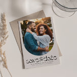 Reserve A Data Foto curvada da moderna tendência<br><div class="desc">Esta simples, mas na moda e foto de tendências salvar o cartão de data é a maneira perfeita de anunciar seu noivado e o próximo casamento. A frente desta vertical salve a data apresenta uma foto em forma curvada juntamente com um tratamento exclusivo do tipo "salvar a data" na parte...</div>