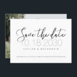 Reserve A Data Foto da caligrafia em preto e branco Salvar a plac<br><div class="desc">Tipo de letra simples, mínima e elegante Salve a placa de data em preto e branco e cinzas com grandes números de data de casamento em um design de tipografia e espaço para sua própria foto no verso. Personalize o modelo selecionando as cores e fontes que você deseja para os...</div>