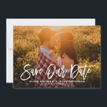 Reserve A Data Foto da Caligrafia russa branca Salvar nossa data<br><div class="desc">Na moda salvar o anúncio de data com caligrafia moderna rustica com padrão de folhas verdes. Isto será perfeito para salvar a data do casamento de primavera e verão. Você pode personalizar o verso adicionando seu próprio padrão ou adicionando outra foto.</div>