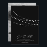 Reserve A Data Foto da luz mínima moderna das strings Salvar a da<br><div class="desc">Luzes de string mínimas modernas Foto Salve a data - design mínimo moderno com luzes de cordas cintilantes,  bonito script de caligrafia moderna e sua bela foto. Mostrado em preto e branco,  mas estará disponível em outras cores populares. Desenhado por Beverly Arena-Bainbridge Wedding Designer Magnolia & Thistle Design Co.</div>