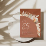 Reserve A Data Foto da relva do terracotta da boêmia moderna<br><div class="desc">Foto de casamento de na moda de grama da boêmia moderna,  terracotta pampas,  salve o convite de data.</div>