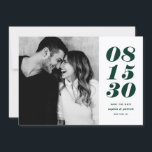 Reserve A Data Foto da tipografia de data branca e verde moderna<br><div class="desc">Tipografia de Data em Negrito Verde e Branco Moderno Foto para Salvar a Data | Um cartão simples com data de validade personalizável, com tipografia em negrito e padrão de listras. Esta foto de na moda para salvar o cartão de data é perfeita para qualquer tema de casamento e qualquer...</div>