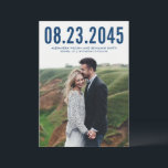 Reserve A Data Foto da Tipografia Simples Azul do marinho Salvar<br><div class="desc">Contemporâneo e único guarde o cartão com fotos de data,  a maneira perfeita de anunciar o dia do seu casamento. Fotografia moderna,  salve o cartão de data com marinho azul simples tipografia. Personalize este moderno salve a data adicionando seus detalhes. Outras cores estão disponíveis.</div>
