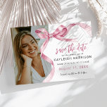 Reserve A Data Foto de Arco Rosa na Moda para Formatura<br><div class="desc">Eleve sua celebração de formatura com nossos cartões de 'save the date' para formatura chiques e modernos. Com um laço de fita rosa em aquarela sofisticado e sua foto favorita, esses convites mesclam estilo e elegância de forma eloquente. Nosso recurso de personalização fácil de usar torna um prazer convidar seus...</div>