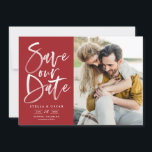 Reserve A Data Foto de Caligrafia de Pincel de Água Vermelha<br><div class="desc">Caligrafia de Pincel de Água Vermelha Foto Salva Nossa Ficha de Data | Anuncie à família e aos amigos a data do seu casamento com este cartão simples de data personalizável. Apresenta caligrafia moderna com letra de mão sobre fundo vermelho. Esta foto de na moda para salvar o cartão de...</div>