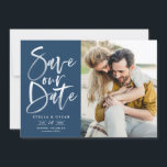 Reserve A Data Foto de caligrafia de pincel de aquarela azul<br><div class="desc">Caligrafia de Pincel de Água Azul Foto para Salvar nosso Cartão de Data | Anuncie à família e aos amigos a data do seu casamento com este cartão simples de data personalizável. Apresenta caligrafia moderna, escrita à mão, sobre fundo azul marinho. Esta foto de na moda para salvar o cartão...</div>