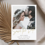 Reserve A Data Foto de caligrafia Dourada minimalista moderna<br><div class="desc">Casamento personalizado,  salve o cartão de data com uma estrutura branca simples moderna e design de caligrafia dourada.</div>
