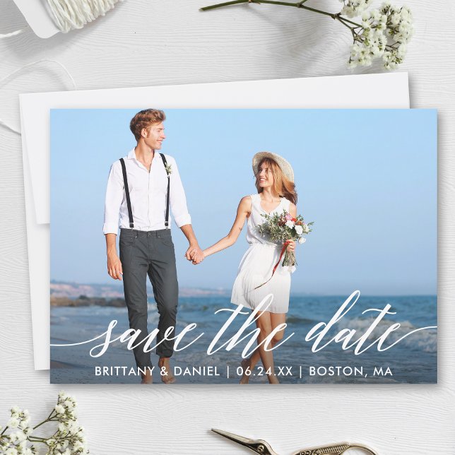 Reserve A Data Foto de Casal com Letra de Caligrafia Moderna (Customize to change your personalized text size, style or to add more text & photos to back of card.)