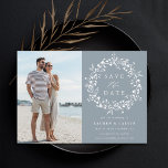 Reserve A Data Foto De Casamento De Boho Wildflower Azul Dusty<br><div class="desc">Este casamento elegante salve o cartão de data com flores silvestres e coroa de silhueta com suas iniciais de fotos e casais no verso. Para uma personalização mais avançada deste design,  clique no BOTÃO FERRAMENTA DESIGN AZUL acima!</div>