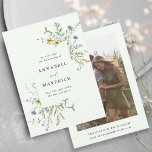 Reserve A Data Foto de Casamento de Flor Selvagem Selvagem Verde<br><div class="desc">Este elegante casamento salva o cartão de data com flores salgadas pintadas manualmente em amarelo-manteiga,  verde-sábio,  verde-poeirento e azul-claro com uma foto e mais informações no verso. Para uma personalização mais avançada deste design,  clique no BOTÃO FERRAMENTA DESIGN AZUL acima! Itens correspondentes também estão disponíveis.</div>
