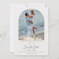 Foto de casamento elegante na praia com conchas 