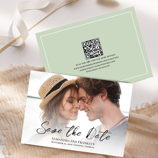 Reserve A Data Foto de Casamento Elegante Verde Simples (Wedding save the date photo card with light green background. )