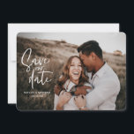 Reserve A Data Foto de casamento geométrica e de script<br><div class="desc">Foto de casamento geométrica e de guião salvam a data. A cor de fundo pode ser alterada. A moderna toma conta do casamento rústico com escrita manual.</div>