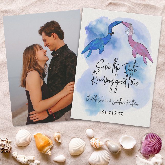 Reserve A Data Foto de casamento na praia com dinossauro engraçad (Funny save the date for a roaring good time dinosaur beach wedding)