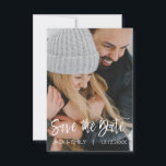 Reserve A Data Foto de inverno - Salve a placa de data<br><div class="desc">A Cinza de carvão de inverno e o script com letra salvam o Cartão com fotos de data. A foto e o texto deste script de pincel com letra manual podem ser atualizados e personalizados com sua foto e seu nome. Este cartão também exibe seu nome na parte traseira da...</div>