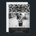 Reserve A Data Foto de padrão floral preto e branco Salvar nossa<br><div class="desc">Anuncie sua data de casamento com este anúncio personalizável. Ele apresenta um padrão floral preto e branco. Personalize adicionando seus detalhes. Este cartão floral é perfeito para qualquer tema de casamento.</div>