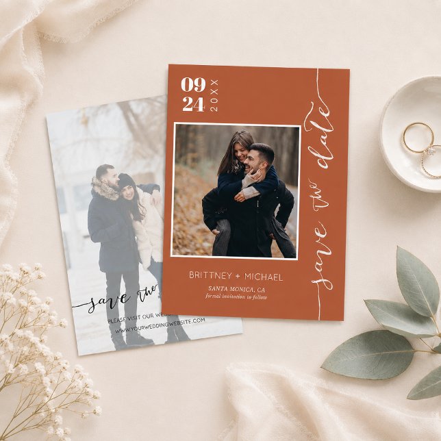 Reserve A Data Foto de Salvar a Data em Terracota (Trendy terracotta save the date featuring modern minimalist, elegant handwritten flat card)